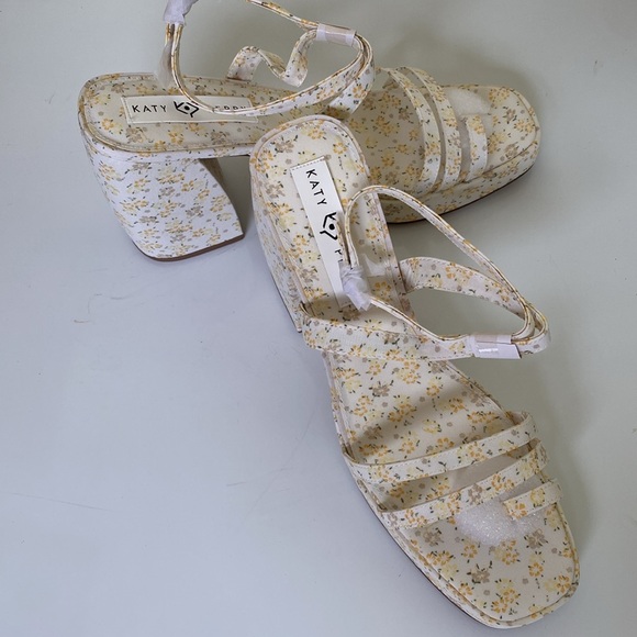 Woman’s Shoes - Picture 6 of 8